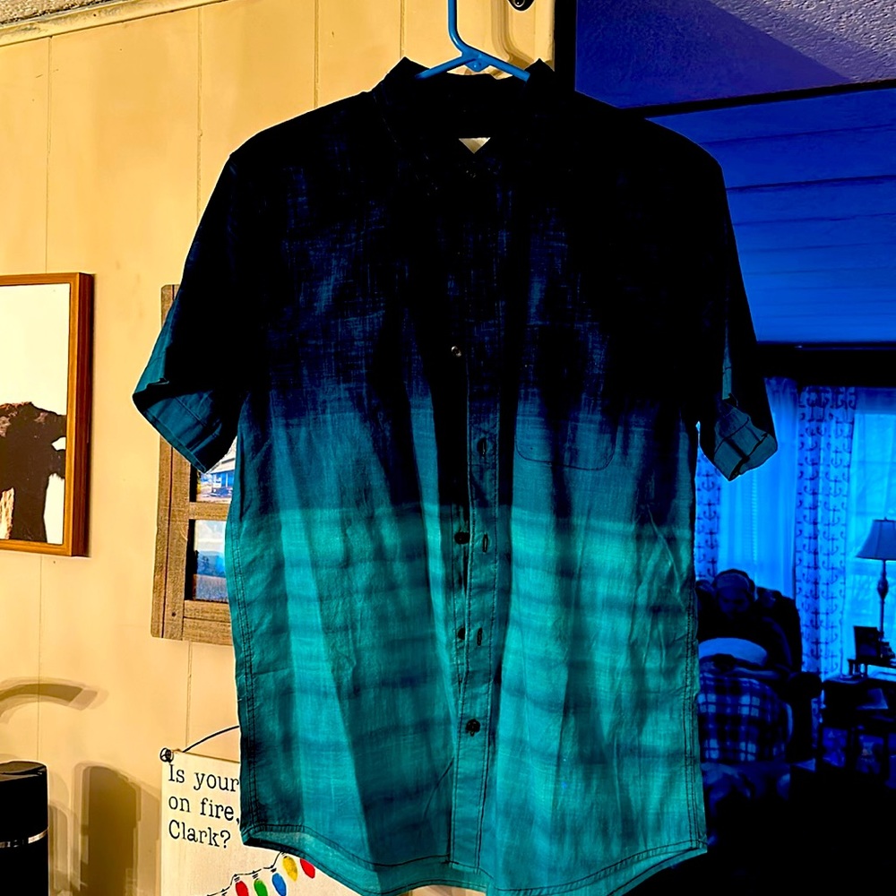 American Eagle Men’s Button Shirt.  Size MEDIUM.